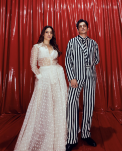 Tamannaah Bhatia और Vijay Varma एक साथ इवेंट में Tamannaah Bhatia और Vijay Varma एक साथ रेड कार्पेट पर कैमरे के सामने पोज़ देते हुए